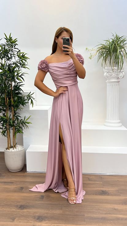 Robe de soirée grande taille poudreuse à col bateau et détail rose