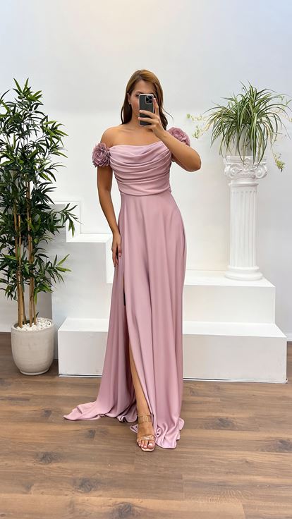 Robe de soirée grande taille poudreuse à col bateau et détail rose