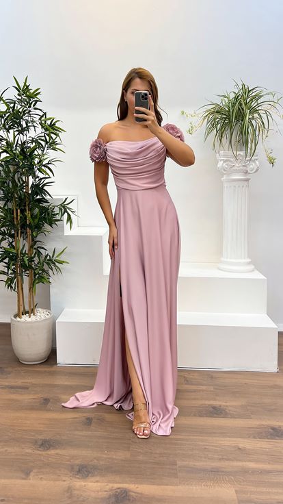 Robe de soirée grande taille poudreuse à col bateau et détail rose