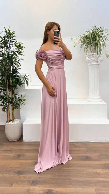 Robe de soirée grande taille poudreuse à col bateau et détail rose