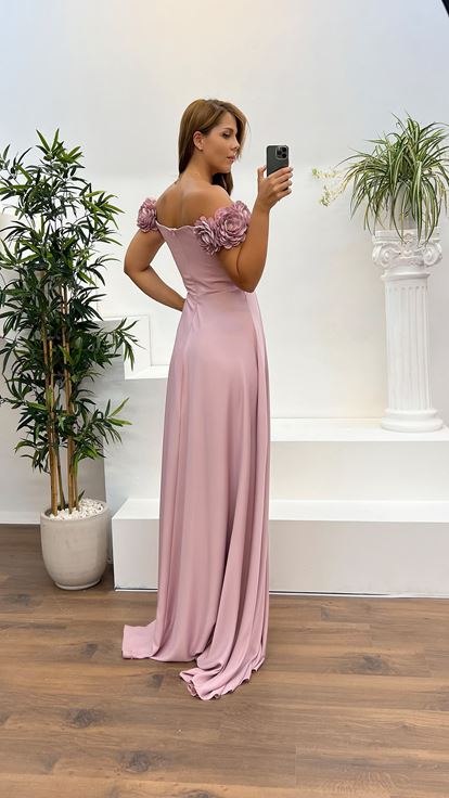 Robe de soirée grande taille poudreuse à col bateau et détail rose