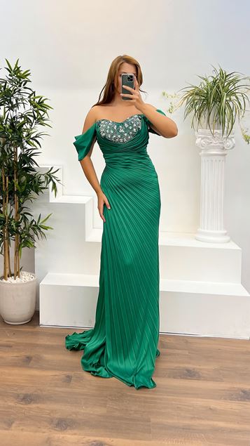 Smaragdgrünes, drapiertes Abendkleid mit Brustdetail in Übergröße