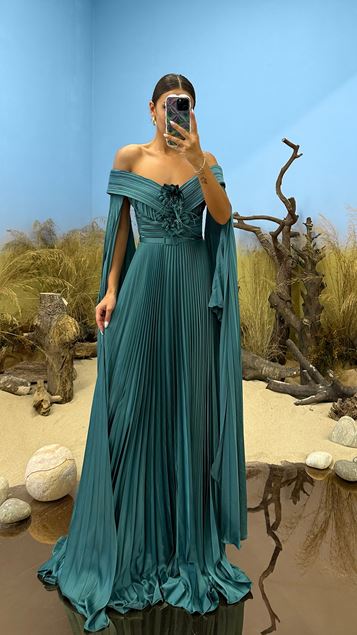 Robe de soirée verte à col bateau et détail rose