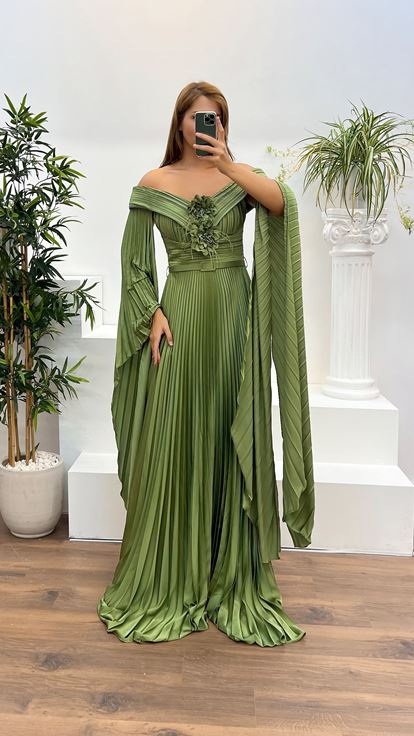 Robe de soirée vert menthe à col bateau et détail rose, grande taille
