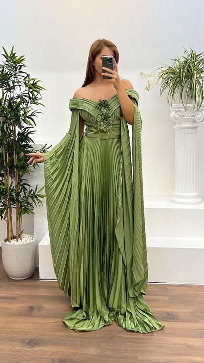 Robe de soirée vert menthe à col bateau et détail rose, grande taille