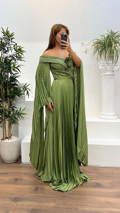 Robe de soirée vert menthe à col bateau et détail rose, grande taille