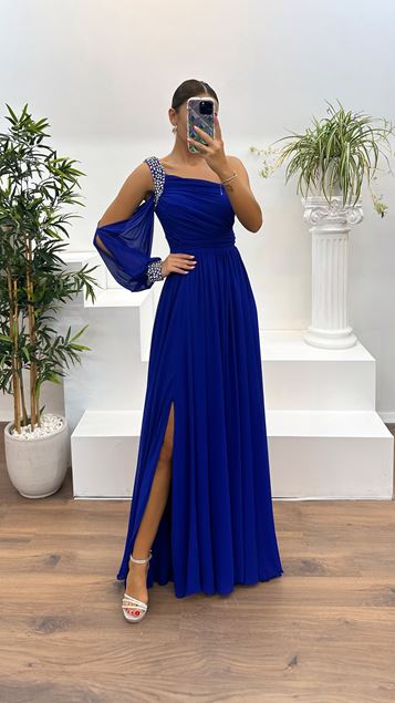 Vestido de noche con detalle de piedras y manga única de Saks