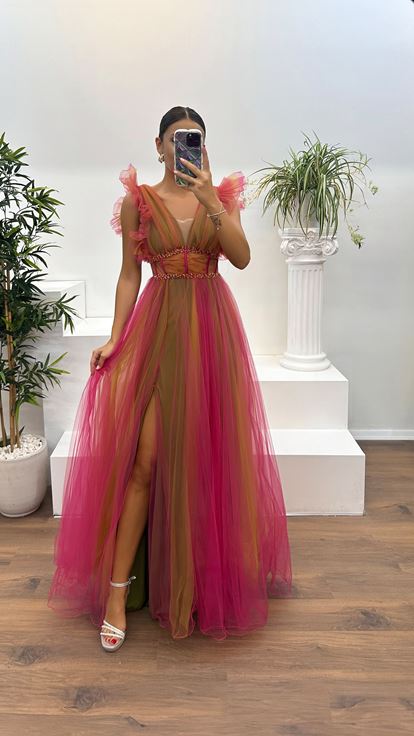 Abito da sera in tulle fucsia con scollo a V 
