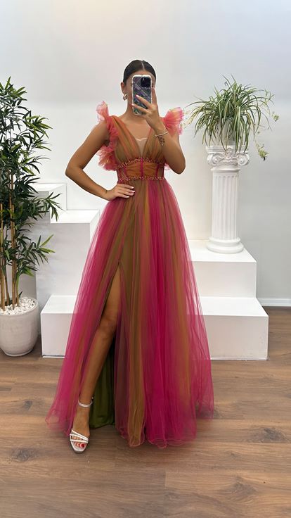 Abito da sera in tulle fucsia con scollo a V 