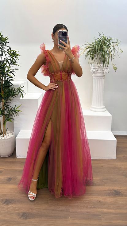 Abito da sera in tulle fucsia con scollo a V 