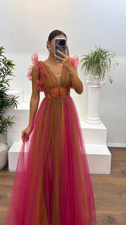 Abito da sera in tulle fucsia con scollo a V 