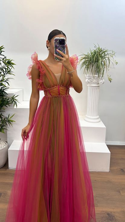 Abito da sera in tulle fucsia con scollo a V 
