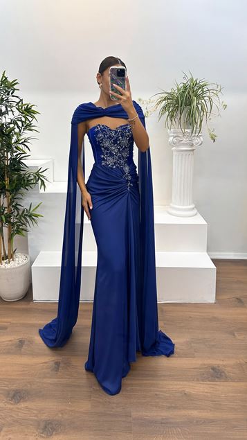 Robe de soirée Saks avec détail en pierre sur le buste