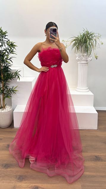 Abito da sera in tulle senza spalline fucsia