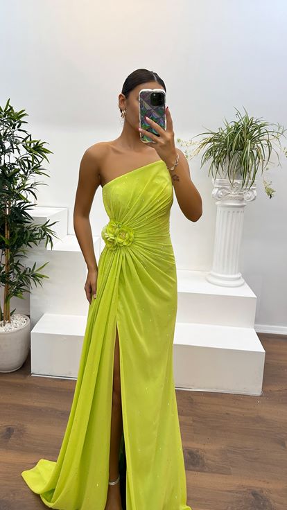 Grünes, trägerloses, besticktes Abendkleid