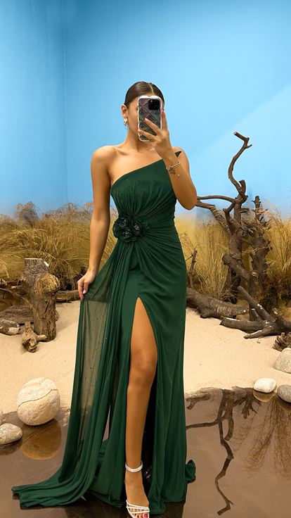 Smaragdgrünes, trägerloses, besticktes Abendkleid