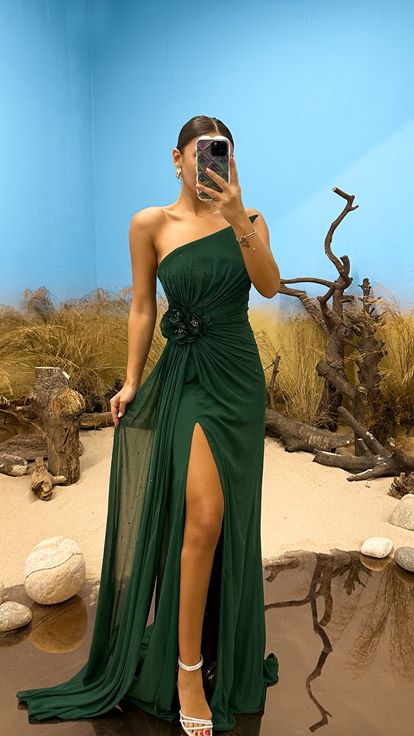 Smaragdgrünes, trägerloses, besticktes Abendkleid