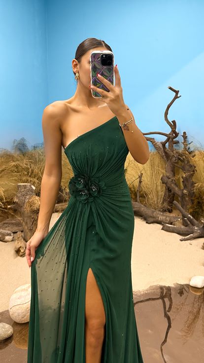 Smaragdgrünes, trägerloses, besticktes Abendkleid