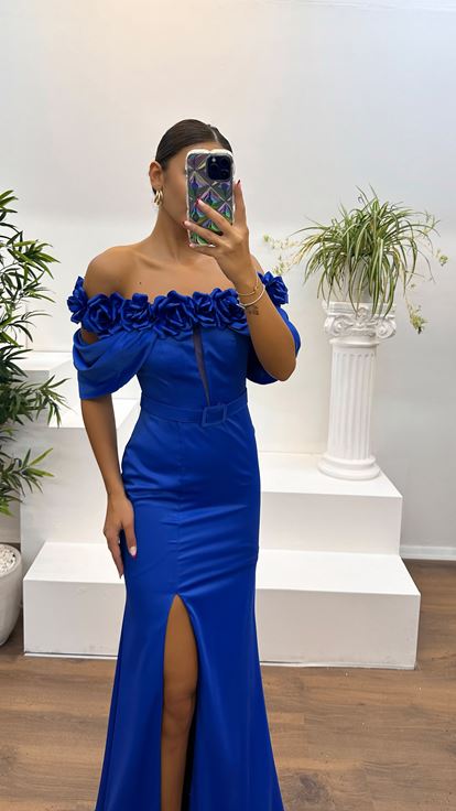 Vestido de noche transparente con escote color zafiro y detalle de rosa