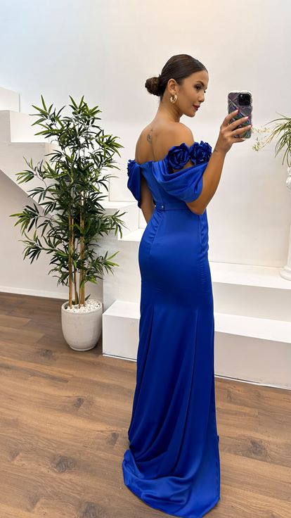 Vestido de noche transparente con escote color zafiro y detalle de rosa