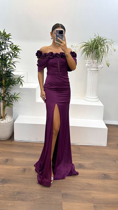 Vestido de noche transparente con cuello color ciruela y detalle de rosa