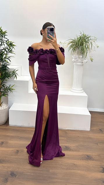 Vestido de noche transparente con detalle de rosa y cuello ciruela