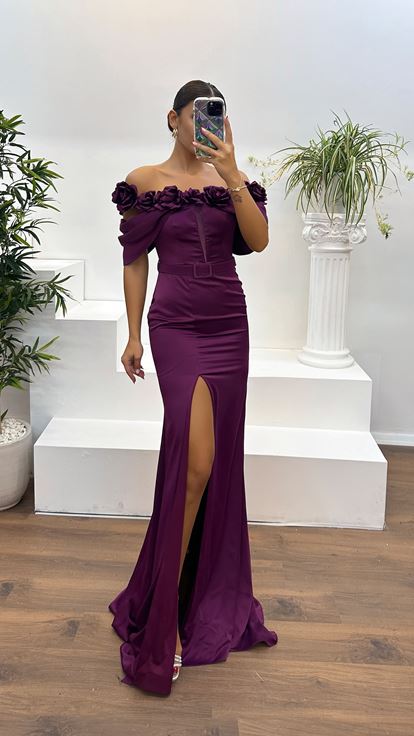 Vestido de noche transparente con cuello color ciruela y detalle de rosa