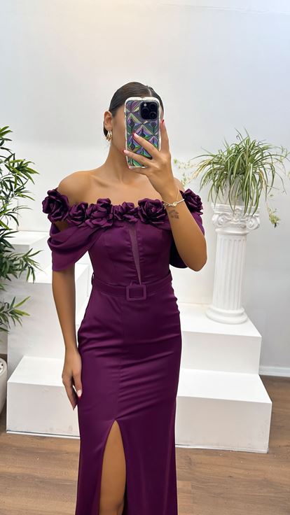 Vestido de noche transparente con cuello color ciruela y detalle de rosa