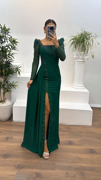 Vestido de noche con detalle de cintura bordado en verde esmeralda