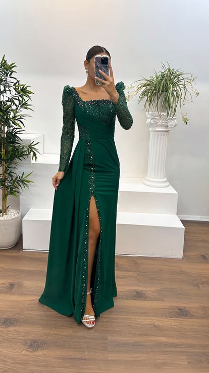 Vestido de noche con detalle de cintura bordado en verde esmeralda