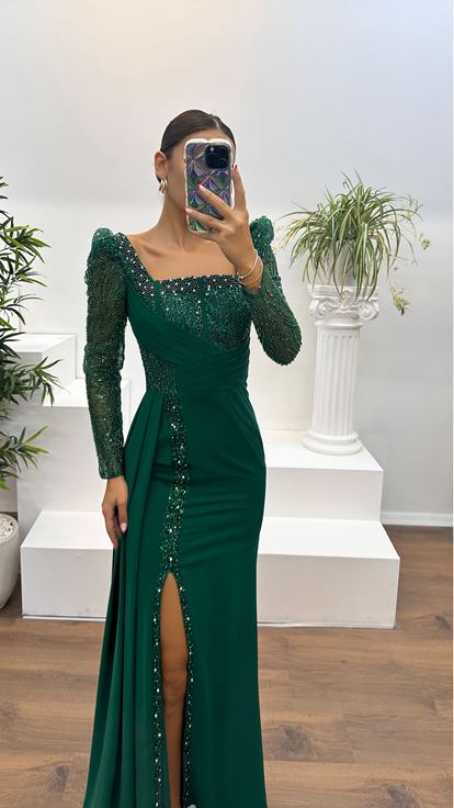 Vestido de noche con detalle de cintura bordado en verde esmeralda