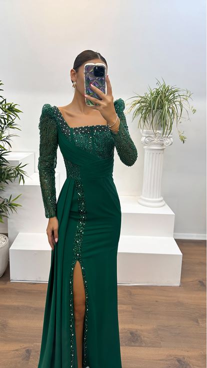 Vestido de noche con detalle de cintura bordado en verde esmeralda