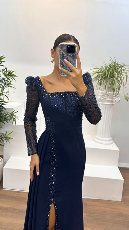 فستان سهرة أزرق داكن بتفاصيل مطرزة عند الخصر