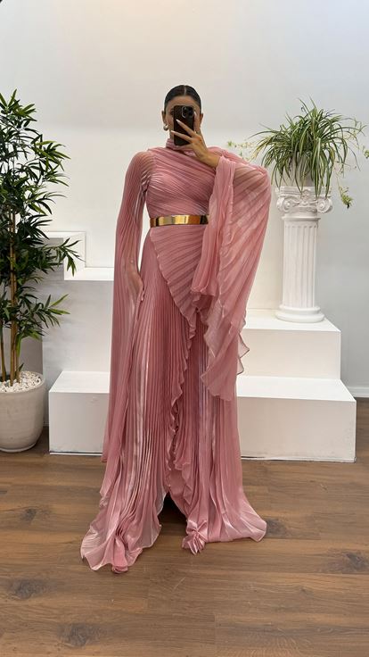 Abito da sera dal taglio asimmetrico con dettaglio colletto rosa polveroso