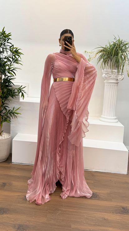 Abito da sera dal taglio asimmetrico con dettaglio colletto rosa polveroso