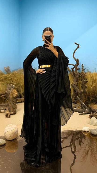 Abendkleid mit schwarzem Kragen und detailliertem, asymmetrischem Schnitt