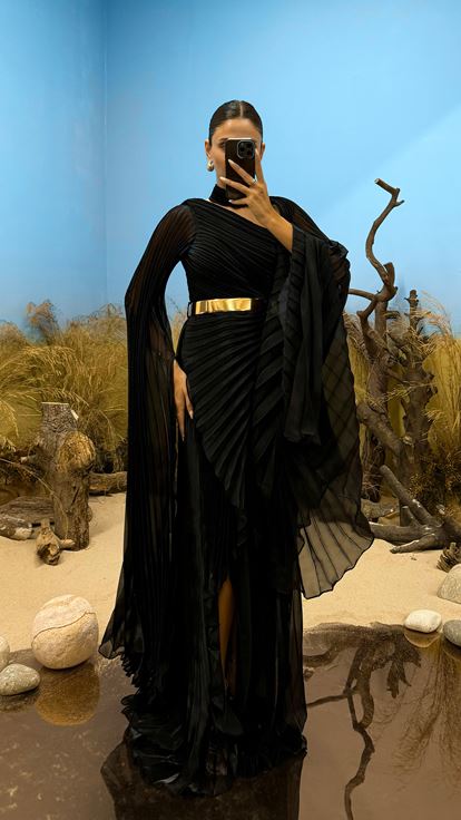 Abendkleid mit schwarzem Kragen und detailliertem, asymmetrischem Schnitt