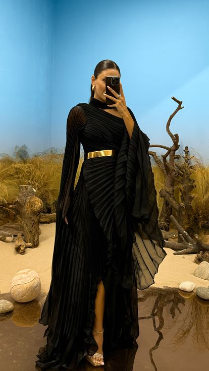 Abendkleid mit schwarzem Kragen und detailliertem, asymmetrischem Schnitt