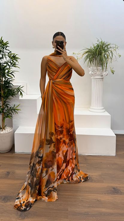 Abito da sera in chiffon senza spalline arancione