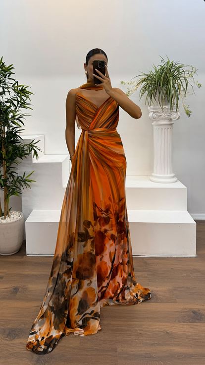 Abito da sera in chiffon senza spalline arancione