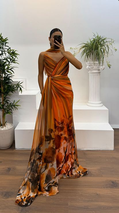 Abito da sera in chiffon senza spalline arancione