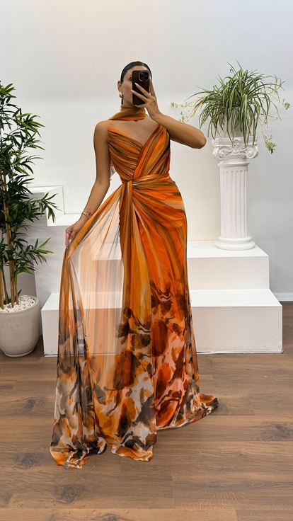 Abito da sera in chiffon senza spalline arancione