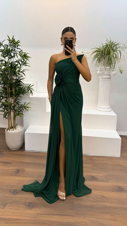 Vestido de noche con detalle de flores en la cintura sin tirantes de color verde esmeralda