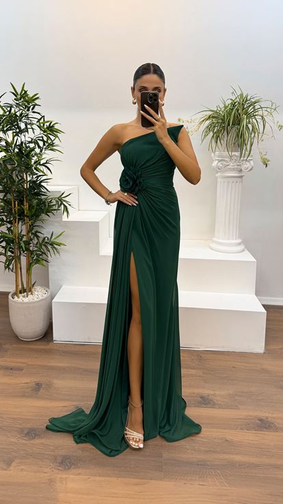 Vestido de noche con detalle de flores en la cintura sin tirantes de color verde esmeralda