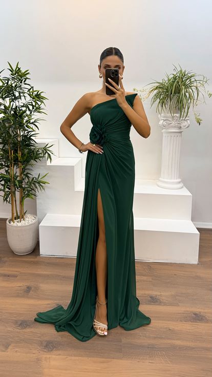 Vestido de noche con detalle de flores en la cintura sin tirantes de color verde esmeralda