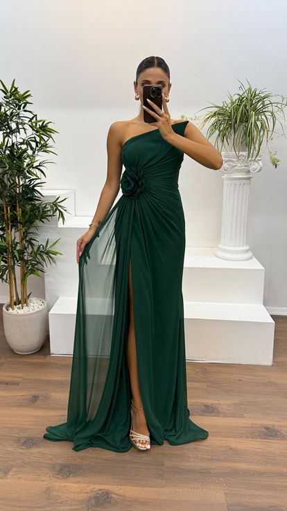 Vestido de noche con detalle de flores en la cintura sin tirantes de color verde esmeralda