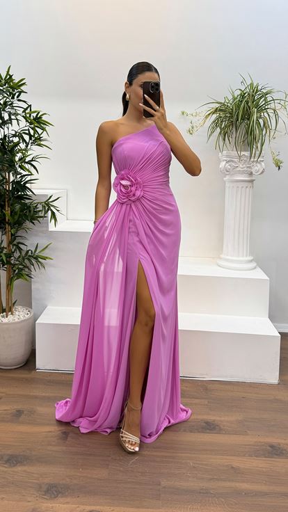 Robe de soirée rose sans bretelles à détail de fleurs