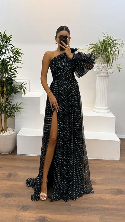 Schwarzes, einärmliges, gepunktetes Abendkleid