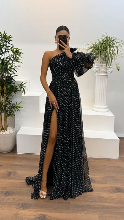 Schwarzes, einärmliges, gepunktetes Abendkleid