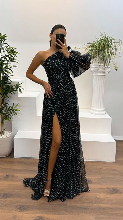 Schwarzes, einärmliges, gepunktetes Abendkleid